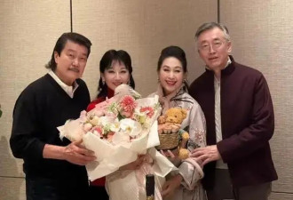 71岁赵雅芝近况曝光！现身友人聚会补过生日，身材苗条面部零皱纹