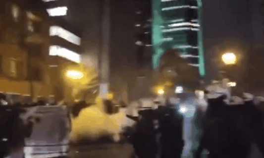 加拿大市中心大批人抗议 引爆冲突 ：烧车砸店！杜鲁多挨批
