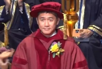 梁朝伟获荣誉博士，梁妈妈佩戴百万胸针露面