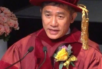 梁朝伟获荣誉博士，梁妈妈佩戴百万胸针露面