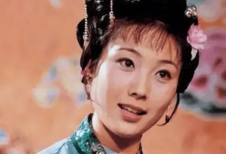 “鸳鸯” 郑铮告别仪式，鲜花蜡烛环绕美如梦境
