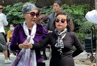 被泰国总理佩通坦惊艳了 裙不上膝 衣不紧身