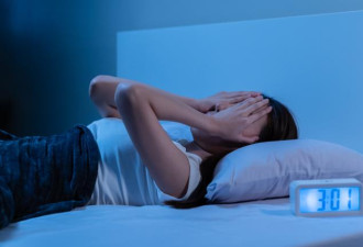 半夜醒来睡不著？1怪招快速助眠 医生证实有效