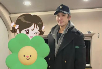 黄晓明风波后跟素人合影，戴帽隐藏秃顶痕迹，状态苍老神似郭达