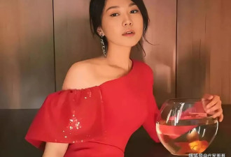 “风情女人”闫妮：三次“吃嫩草”，53岁依然相信爱情