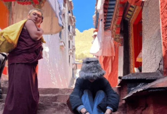 白百何西藏扎进奶奶堆里想要聊天，打扮太潮不被理会