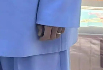 李行亮出席线下活动 左手无名指仍戴着戒指 ​​​