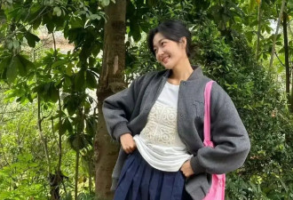 被“东北全智贤”孙千美到啦！灰色夹克搭藏蓝色半裙，尽显高级感
