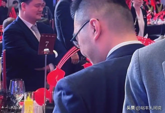 姚明一家三口现身慈善晚宴！女儿上台发言，留长发穿黑裙落落大方