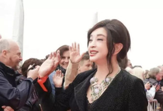 74岁刘晓庆现身法国电影节，黑西装搭配蕾丝内衣