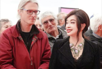 74岁刘晓庆现身法国电影节，黑西装搭配蕾丝内衣
