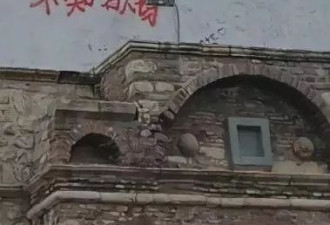欧洲古堡遭喷“简中”涂鸦 中使馆急发声:保持公德心