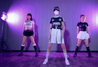 雷佳音老婆晒照，39岁穿一身辣妹装好少女