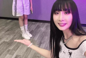 雷佳音老婆晒照，39岁穿一身辣妹装好少女