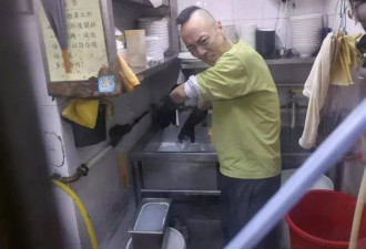 港星为谋生纷纷转行：有人给餐厅洗厕所，有人卖鱼