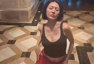 46岁小S豪宅内与老外跳热舞，穿紧身背心凹凸有致，没有一点赘肉