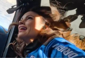 贝索斯的“太空女孩”惹争议，被迫撤下视频
