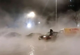 圣彼得堡地下暖气管破裂 沸水淹没街头如炼狱