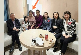 甘比罕晒三代同堂合照，母亲和6岁小女儿出镜，不见珠光宝气