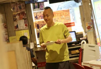 港星戴耀明餐厅打工疑被克扣工资，老板发声吐槽：他经常写错菜单