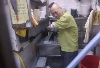 港星戴耀明餐厅打工疑被克扣工资，老板发声吐槽：他经常写错菜单