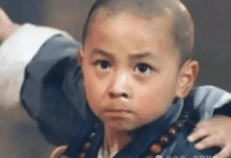 释小龙妻子露面太吸睛！身材丰满、长腿抢镜，五官颜值不输何洁