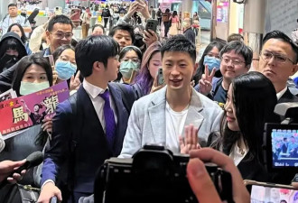 马龙带领团队抵达桃园机场！杨倩穿廓形西服长发飘飘，清纯又可人