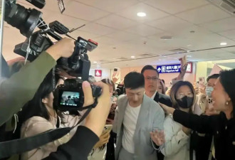 马龙带领团队抵达桃园机场！杨倩穿廓形西服长发飘飘，清纯又可人