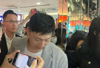 马龙带领团队抵达桃园机场！杨倩穿廓形西服长发飘飘，清纯又可人