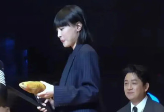 潘粤明携尹姝贻同台亮相，潘粤明眼神全程追妻，满满爱意藏不住