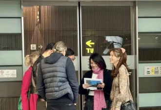 50岁林志玲东京街头被偶遇，穿碎花裙嫩似少女，日籍老公高大帅气