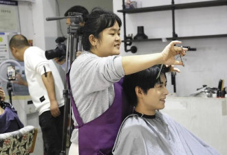 老顾客不光顾了?晓华理发店恢复宁静,她决定...