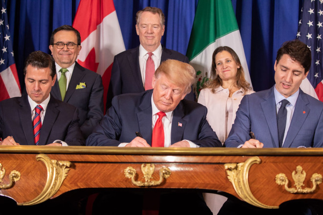 Photo of North American leaders signing CUSMA 