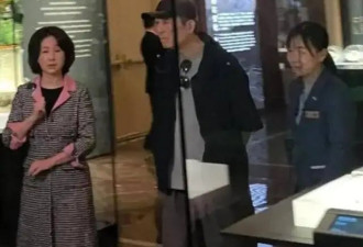 张艺谋澳门观展的“意外”插曲！何超琼亲自作陪，去看圆明园铜首