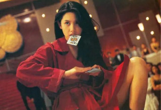 56岁邱淑贞携夫带女现身尼泊尔，素颜沉静尽显优雅气质