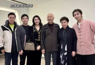 70岁陈佩斯和妹妹罕见同框，妹夫“赵子龙”站在边上