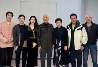 70岁陈佩斯和妹妹罕见同框，妹夫“赵子龙”站在边上