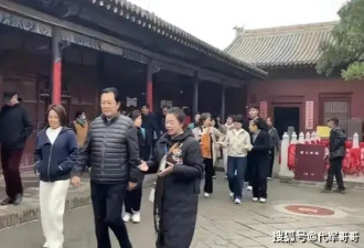72岁唐国强最新照片曝光，面容憔悴，步履蹒跚让人心疼不已