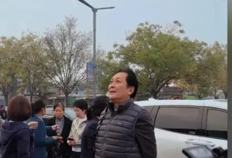 72岁唐国强最新照片曝光，面容憔悴，步履蹒跚让人心疼不已
