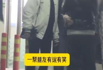 吴谨言新婚2个月挺孕肚与丈夫逛街，两人手牵手热聊