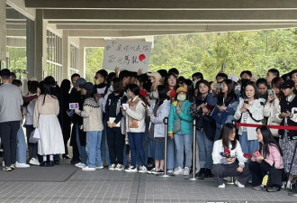 奥运冠军马龙访台！媒体、粉丝挤爆：龙队好帅