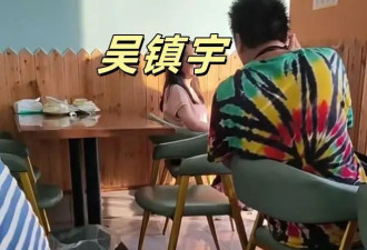 西双版纳偶遇吴镇宇一家，16岁费曼胖成壮汉，53岁王丽萍又瘦又美