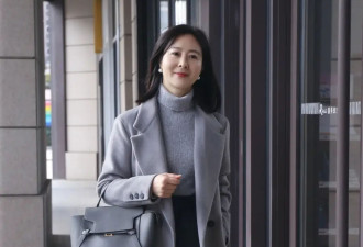中年女性秋季穿搭简约为主 这些单品太适合日常