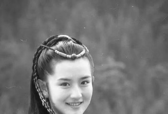 谢娜晒读大学时拍戏旧照，扎辫子笑容青涩
