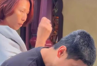 蔡少芬全家游迪士尼，50岁张晋满头白发