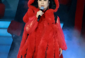 77岁了也要开演唱会捞金？路走不利索又无儿无女，汪明荃图什么？