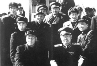 7军委副主席“斗”死，邓小平也下跪“燕飞”