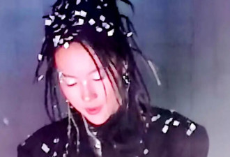 王菲惊艳亮相窦靖童北京演唱会，55岁仍似青春少女，手舞足蹈好快乐