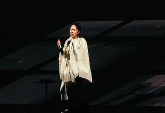 王菲惊艳亮相窦靖童北京演唱会，55岁仍似青春少女，手舞足蹈好快乐