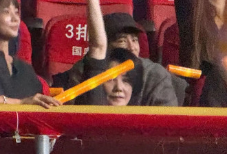 王菲惊艳亮相窦靖童北京演唱会，55岁仍似青春少女，手舞足蹈好快乐